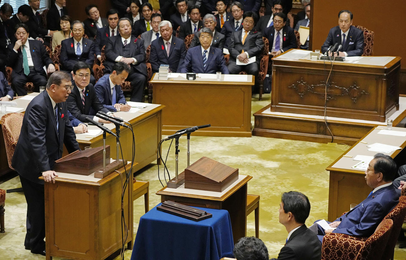 党首討論で立憲民主党の野田代表（右端）の質問に答弁する石破首相（共同）