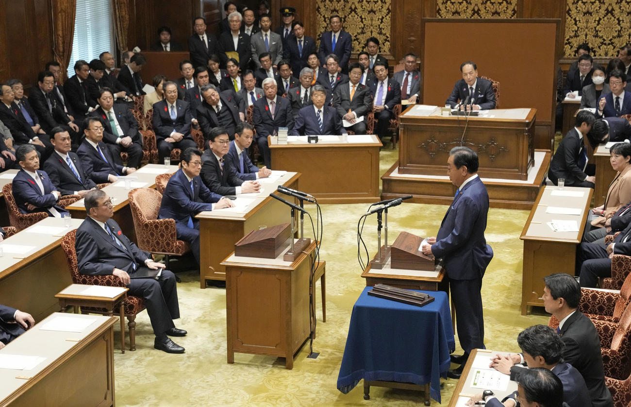党首討論を行う立憲民主党の野田代表（右）と石破首相（共同）