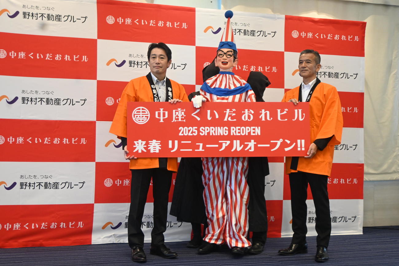 「中座くいだおれビル」の全面リニューアルの概要発表会に登場した大阪・道頓堀の名物看板人形「くいだおれ太郎」（中央）（撮影・松浦隆司）