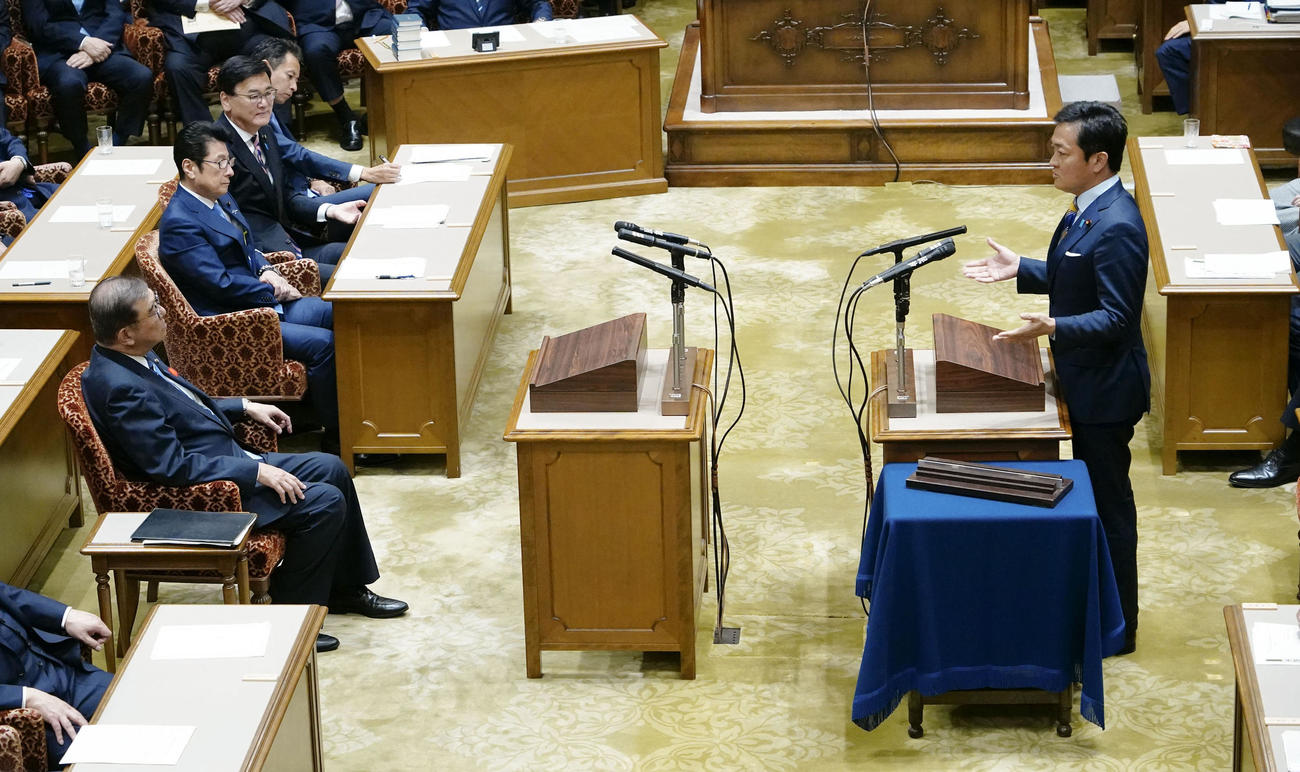 党首討論で石破首相（左手前）に質問する国民民主党の玉木代表（共同）