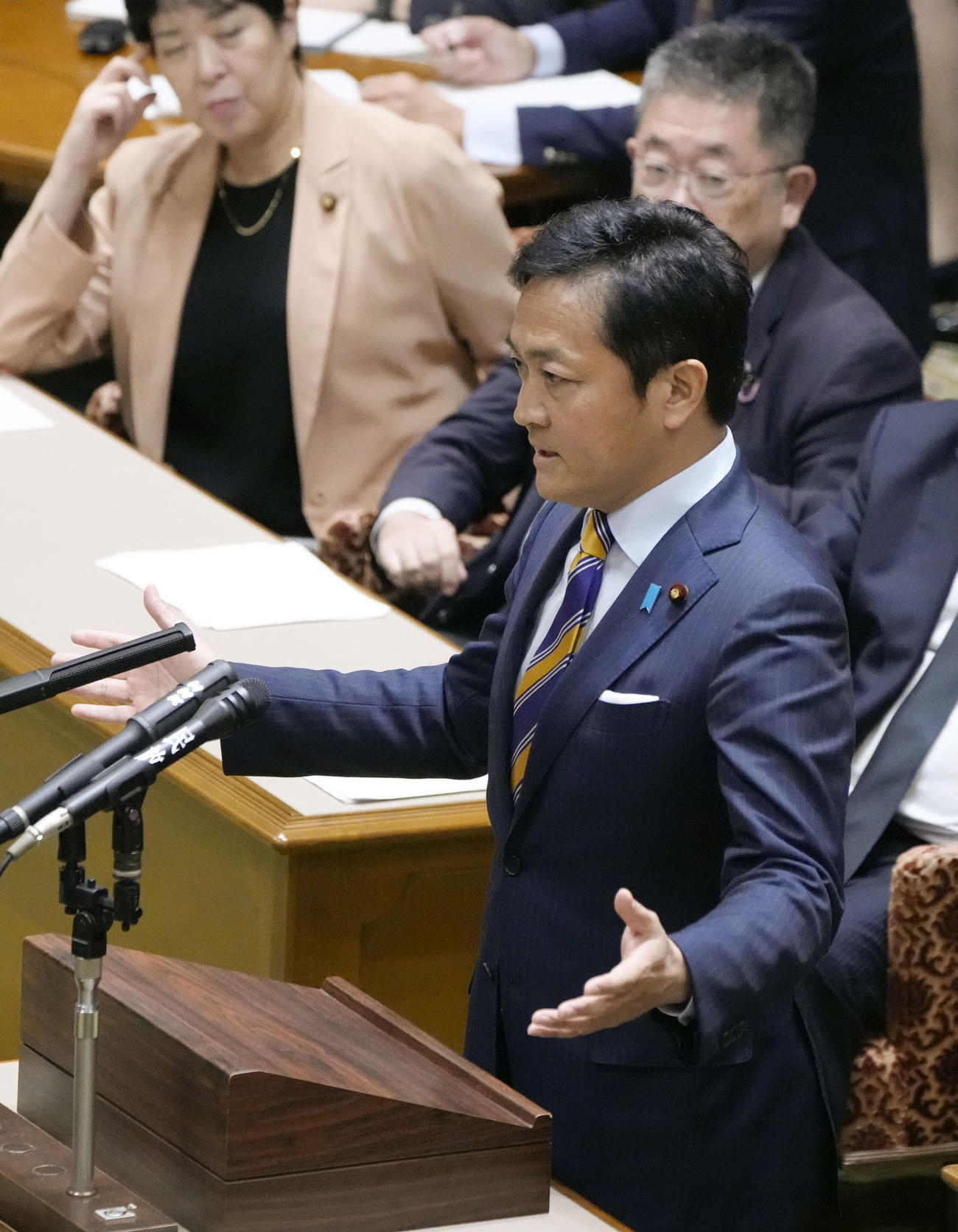党首討論で質問する国民民主党の玉木代表（共同）