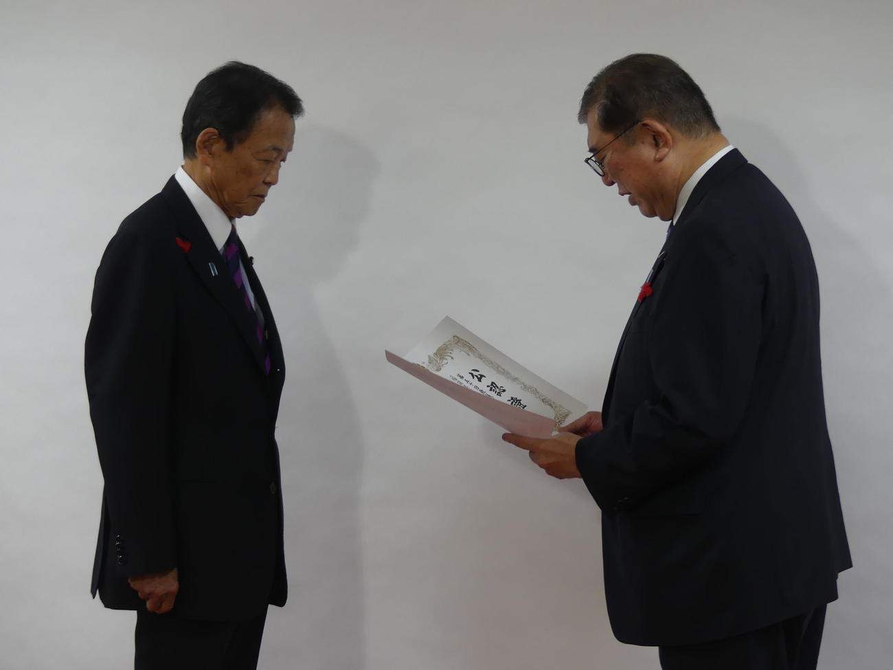 自民党の麻生太郎最高顧問（左）に衆院選の公認証を手渡す石破茂首相（撮影・中山知子）
