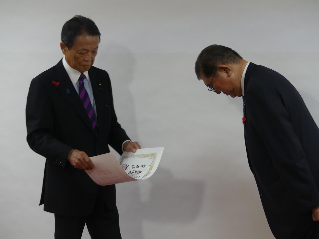自民党の麻生太郎最高顧問（左）に衆院選の公認証を手渡す石破茂首相（撮影・中山知子）