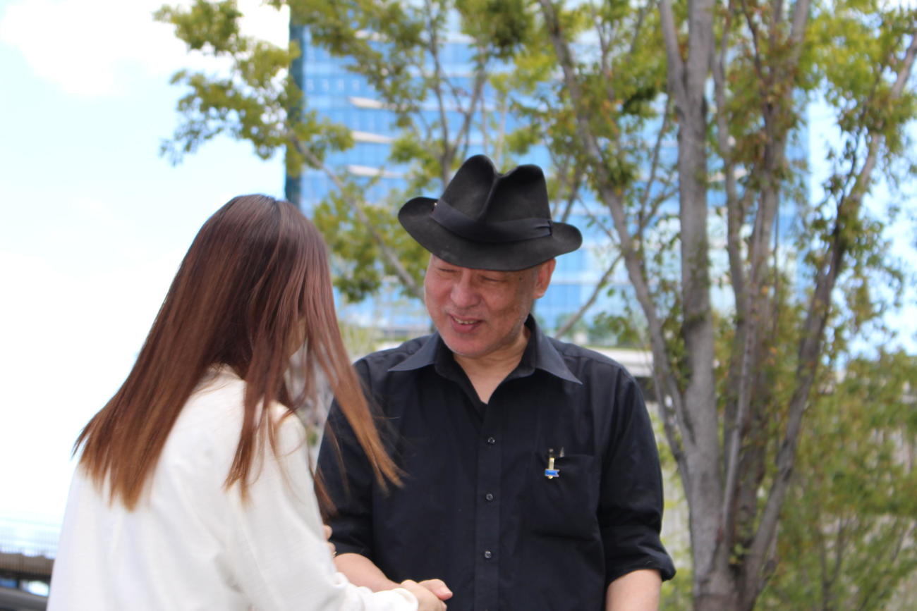大阪・梅田で日本保守党のビラを配布した百田尚樹氏