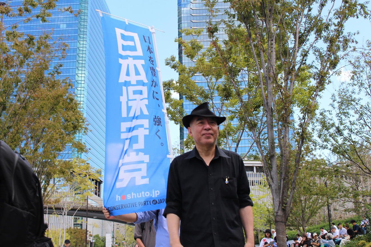 大阪・梅田で日本保守党のビラを配布した百田尚樹氏