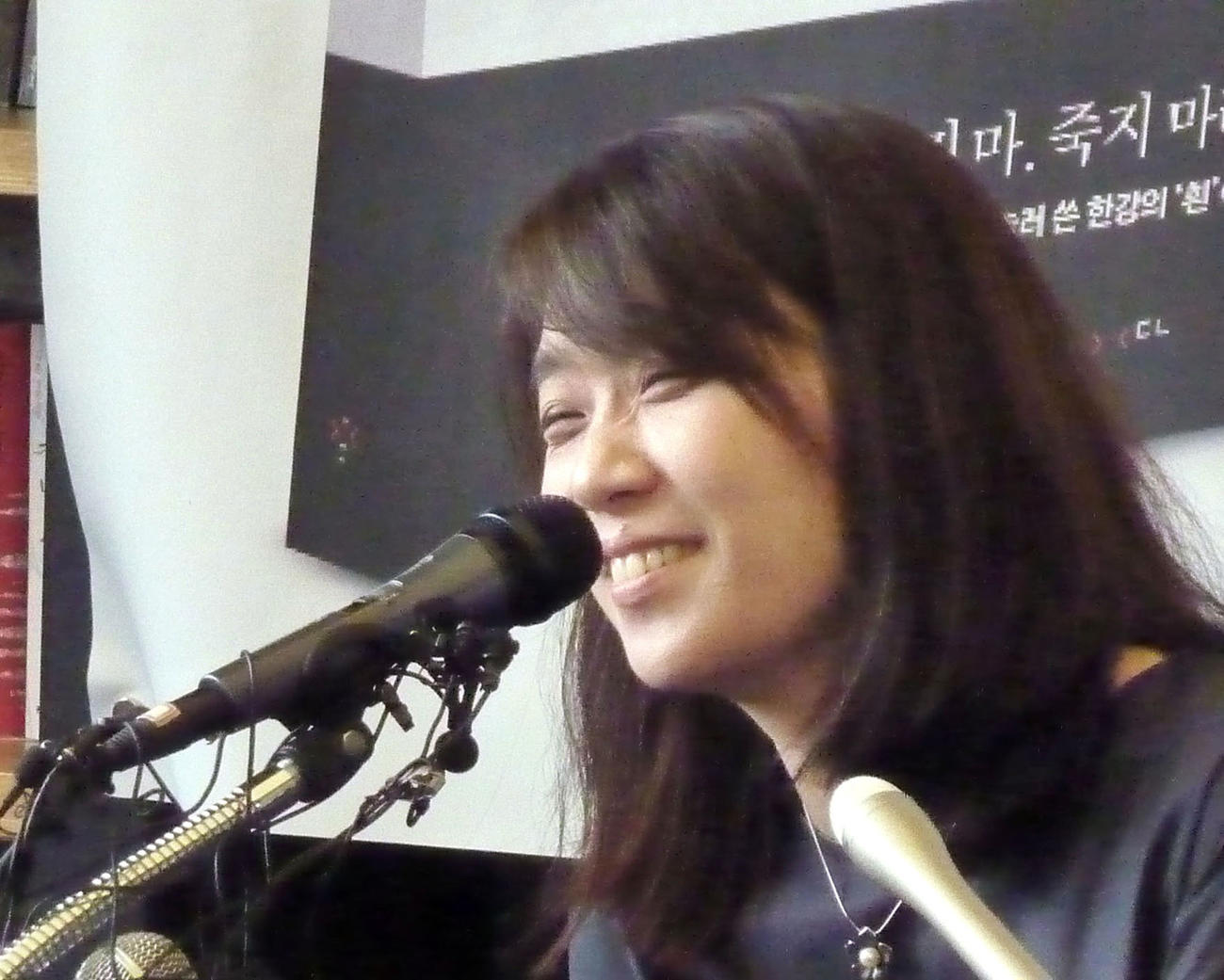 2016年5月、記者会見で笑顔のハン・ガンさん＝ソウル（共同）