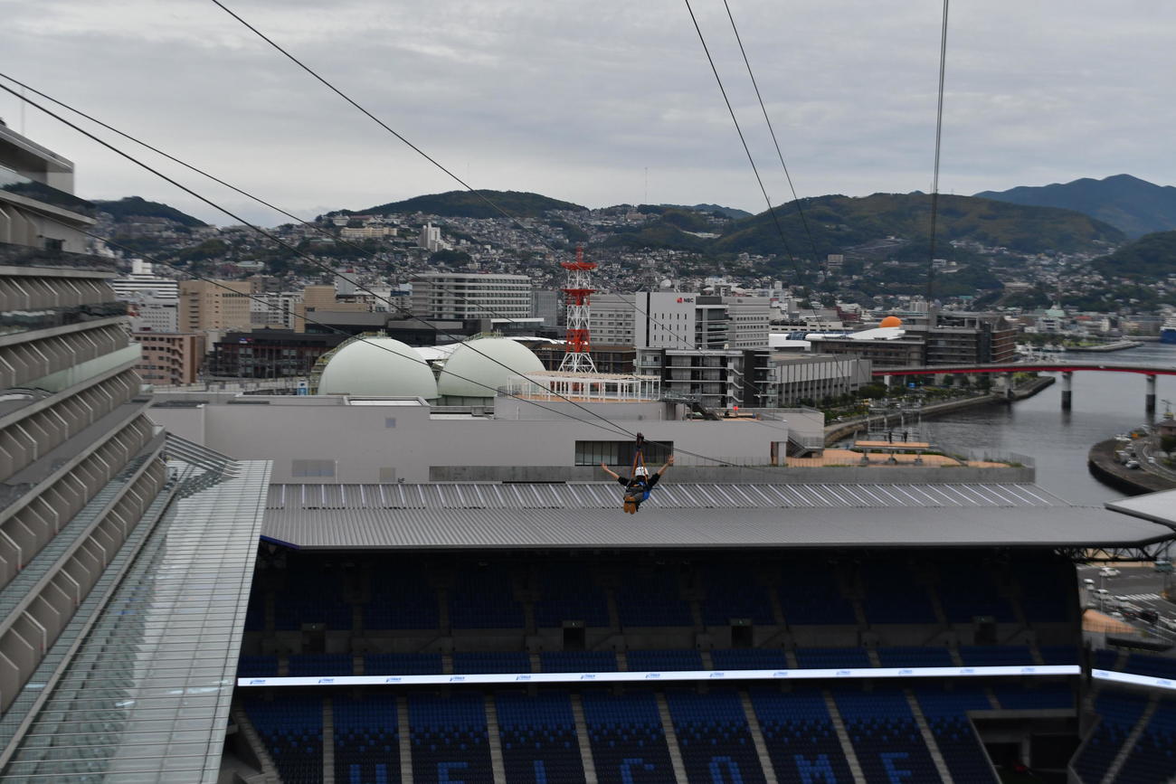 日本で初めてサッカースタジアムの上空を滑走する「ジップライン」