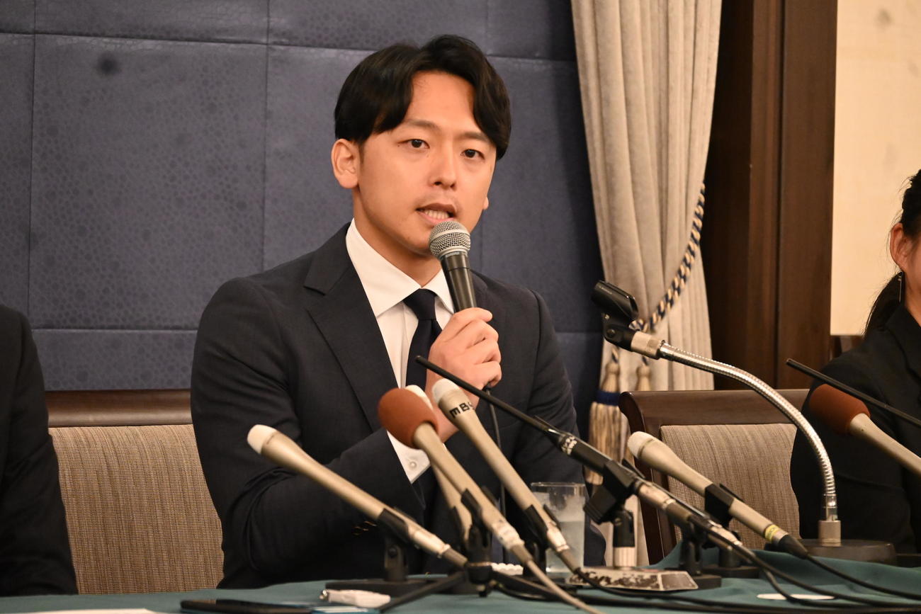 京都市内で来年夏の参院選京都選挙区に日本維新の会の公認候補として出馬表明した新実彰平氏（撮影・松浦隆司）