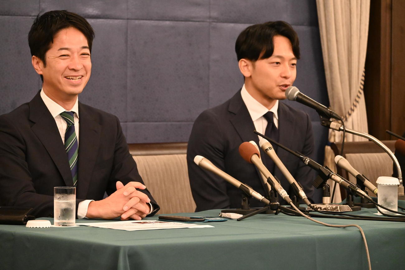 京都市内で来年夏の参院選京都選挙区に日本維新の会の公認候補として出馬表明した新実彰平氏（右）、藤田文武幹事長（撮影・松浦隆司）