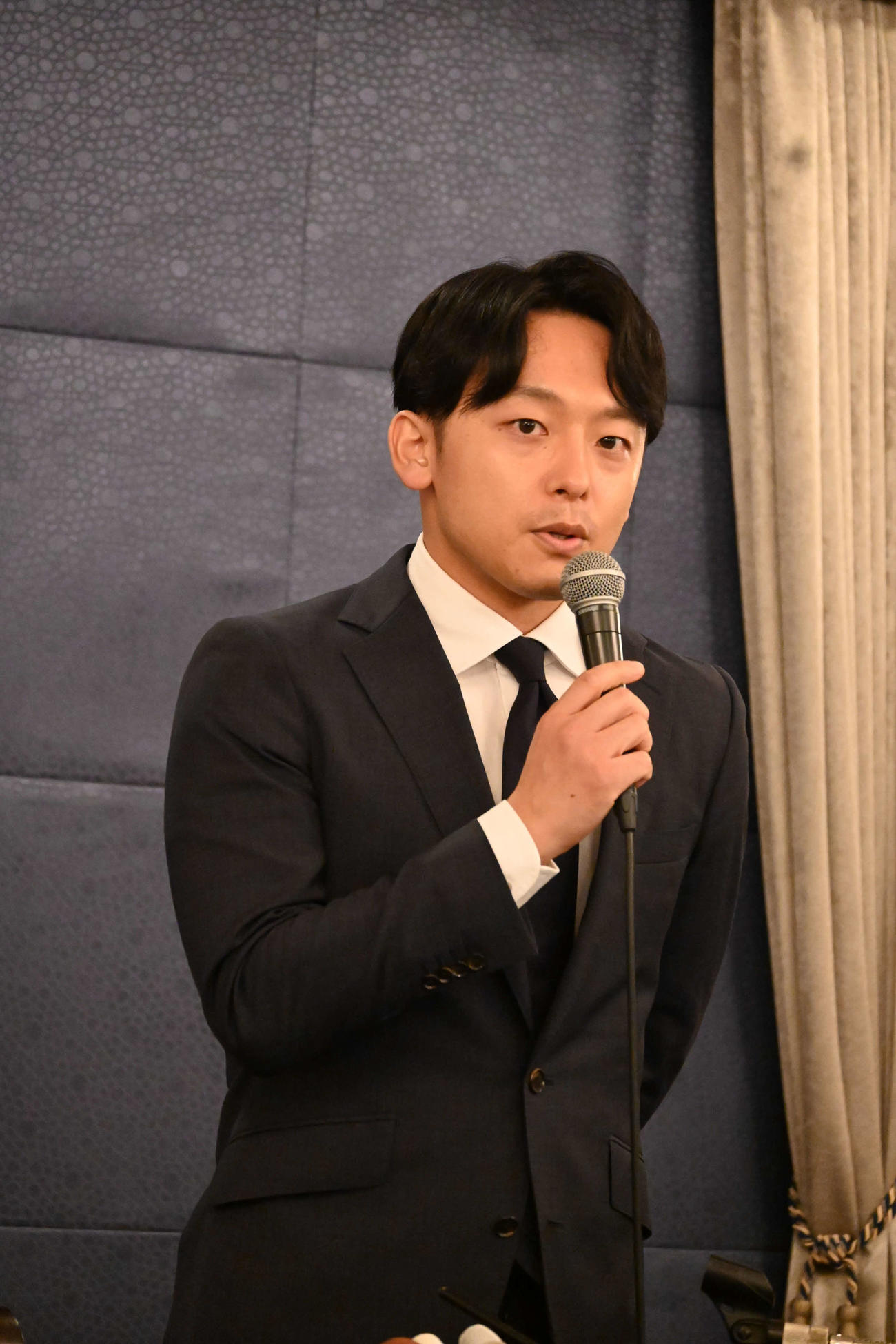 京都市内で来年夏の参院選京都選挙区に日本維新の会の公認候補として出馬表明した新実彰平氏（撮影・松浦隆司）