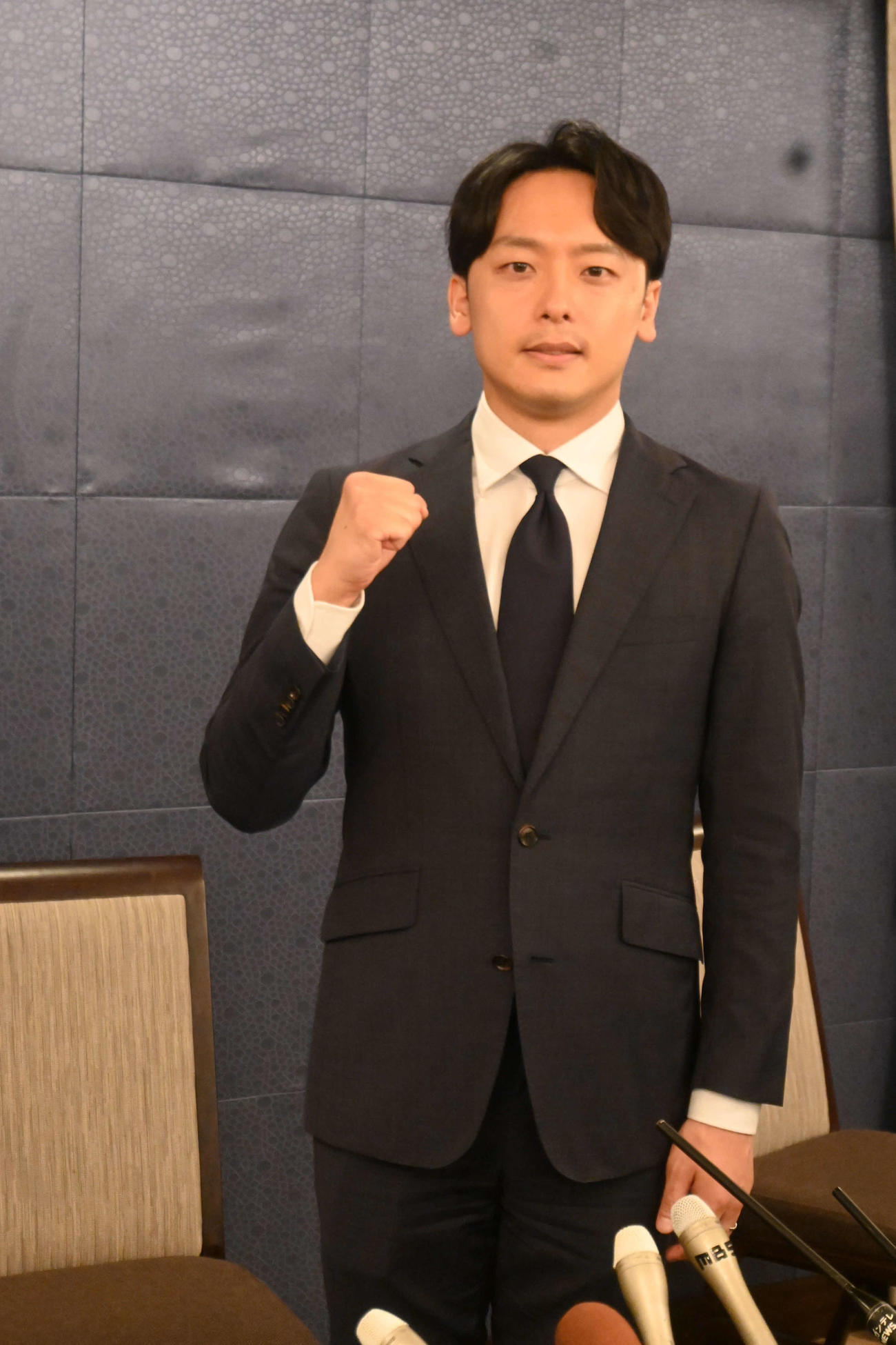京都市内で来年夏の参院選京都選挙区に日本維新の会の公認候補として出馬表明した新実彰平氏（撮影・松浦隆司）