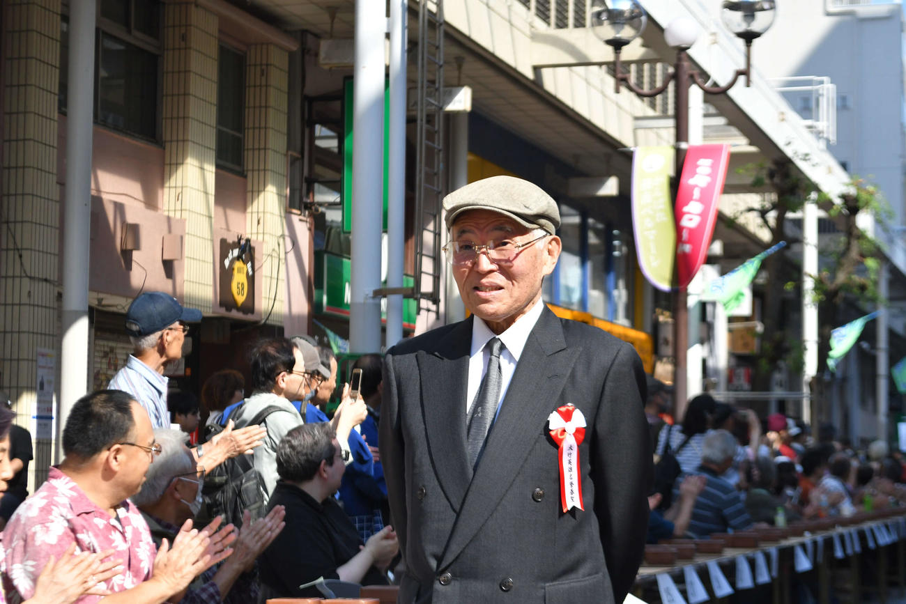 第27回湘南ひらつか囲碁まつり1000面打ち大会で入場する大竹英雄名誉碁聖