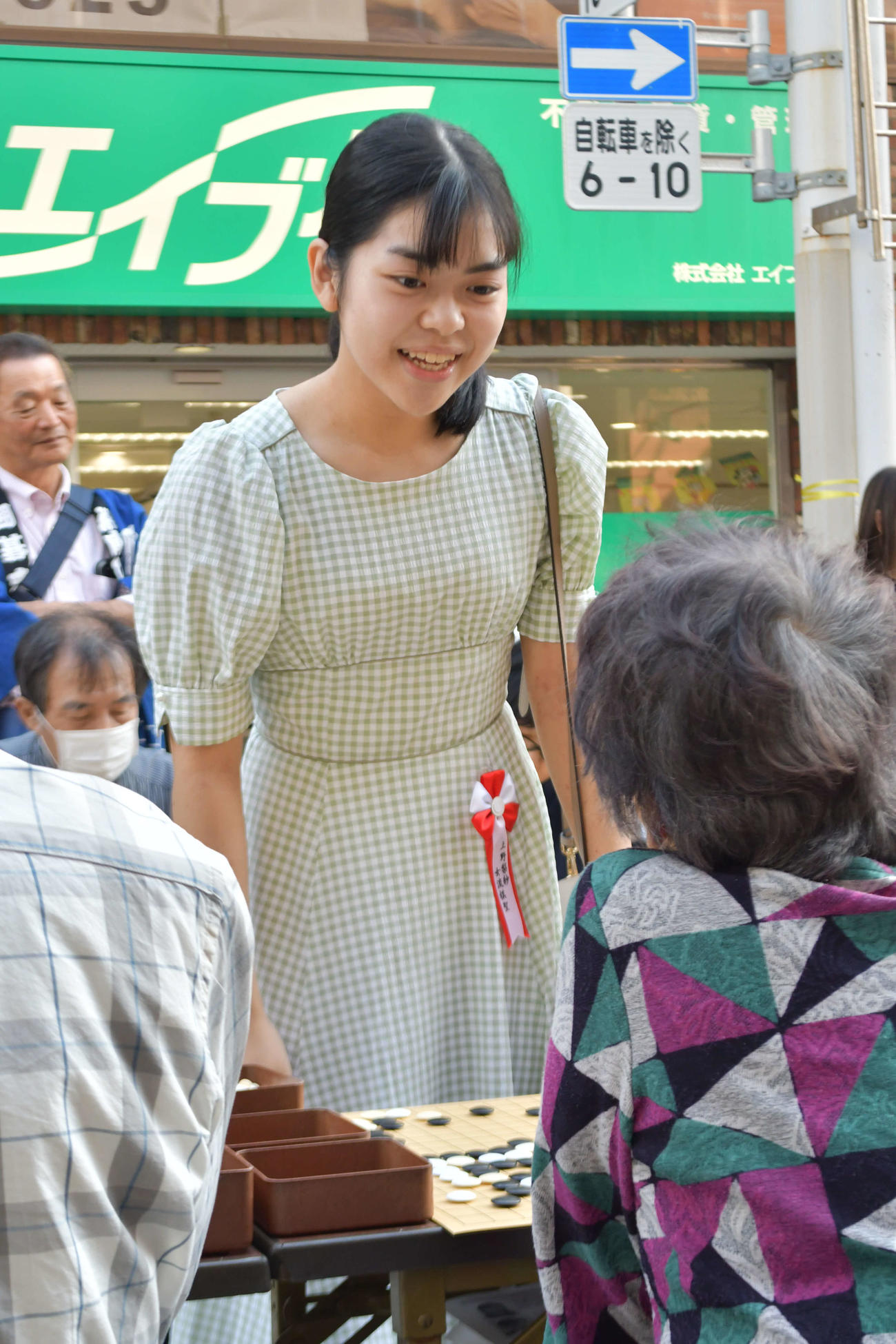 第27回湘南ひらつか囲碁まつり1000面打ち大会初登場の上野梨紗女流棋聖は積極的に指導碁をこなす