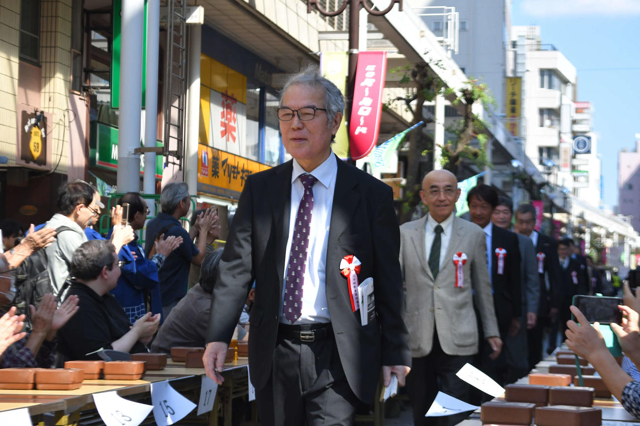 第27回湘南ひらつか囲碁まつり1000面打ち大会で入場する24世本因坊秀芳（石田芳夫九段）