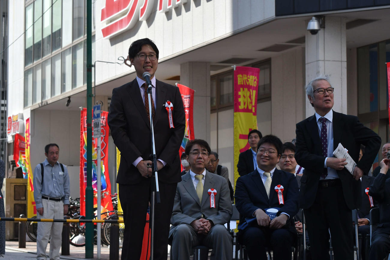 第27回湘南ひらつか囲碁まつり1000面打ち大会初登場の井山裕太王座（左）は石田芳夫九段（右）に無茶ぶりされてあいさつに立つ