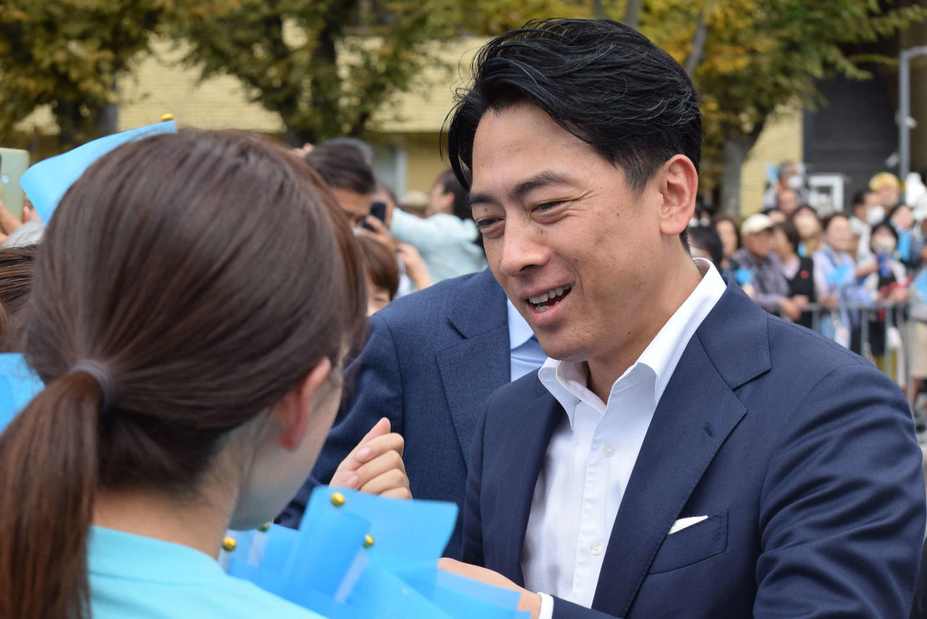 支援者とグータッチする小泉進次郎氏（撮影・阪口孝志）