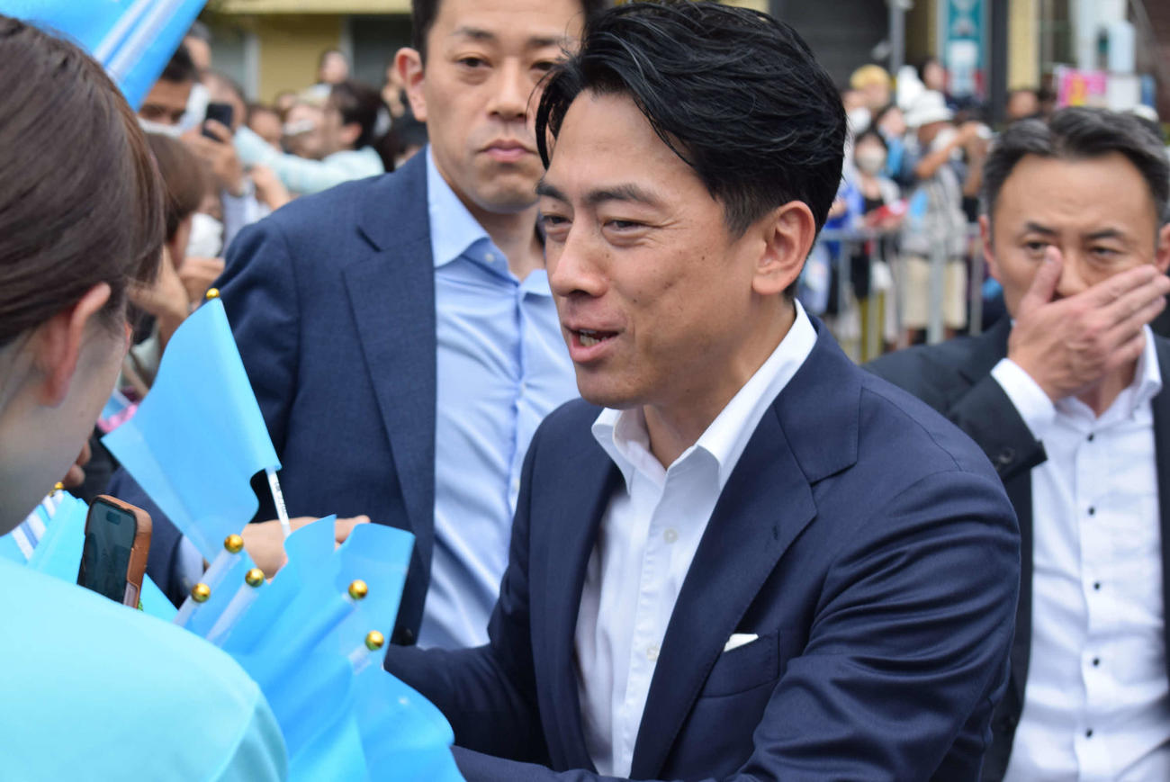 支援者とグータッチする小泉進次郎氏（撮影・阪口孝志）