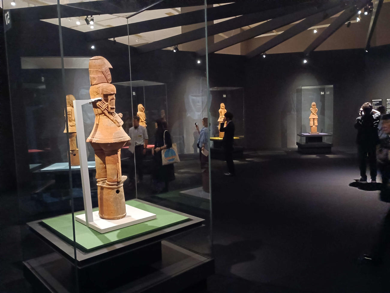 国宝の「埴輪　挂甲の武人」と“兄弟”、5体が初めてそろった展示（東京国立博物館　平成館）
