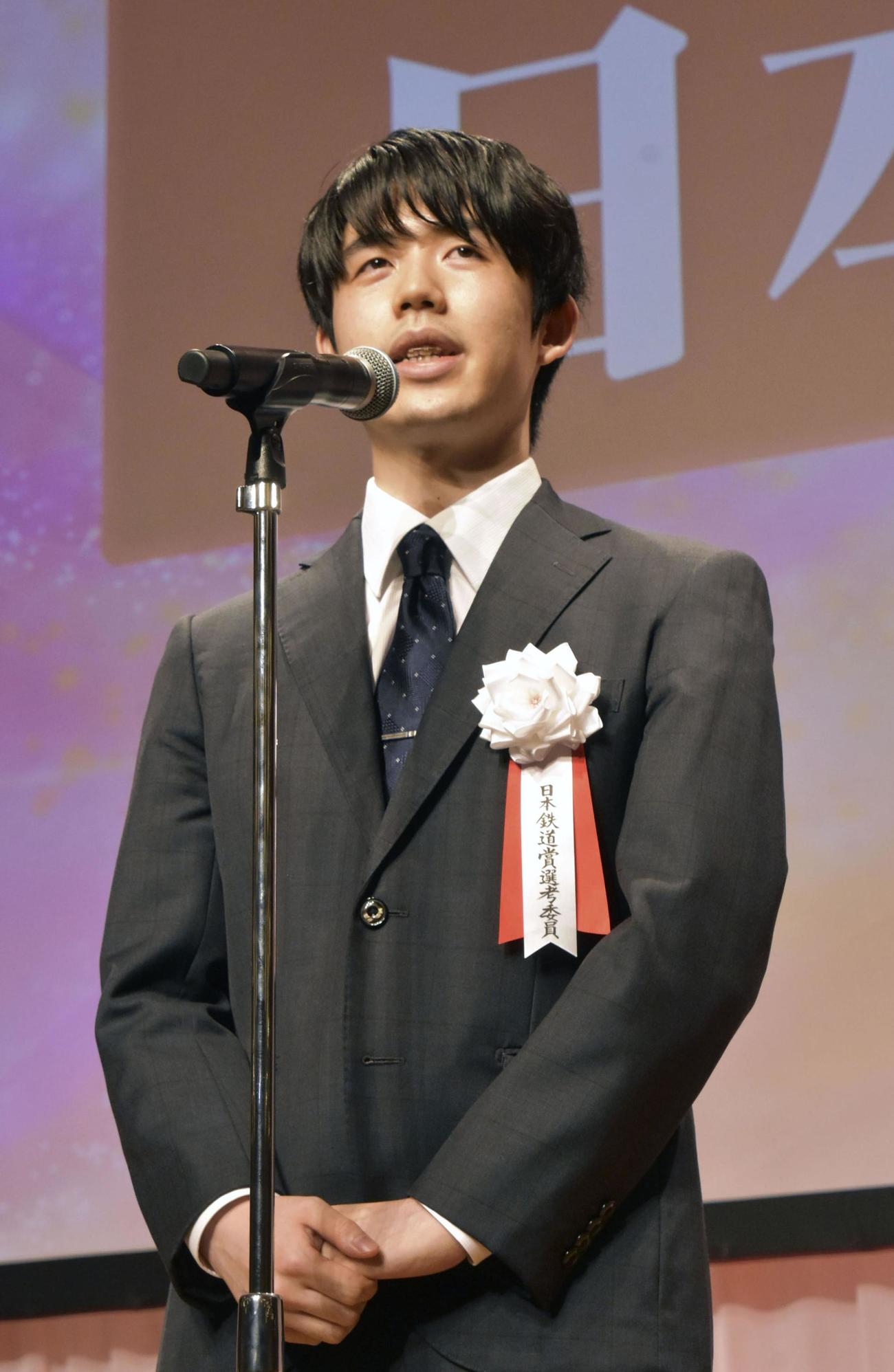 「日本鉄道賞」の表彰式で選考の感想を語る選考委員の藤井聡太7冠（共同）