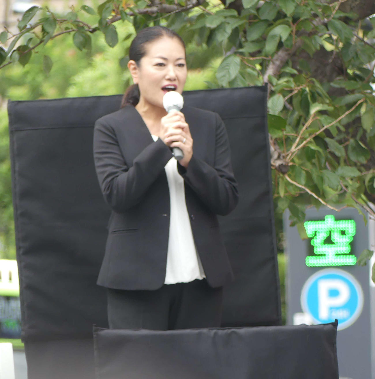 衆院選に出馬している夫の街頭演説で支持を訴えるフリーアナウンサー岡安弥生（撮影・中山知子）