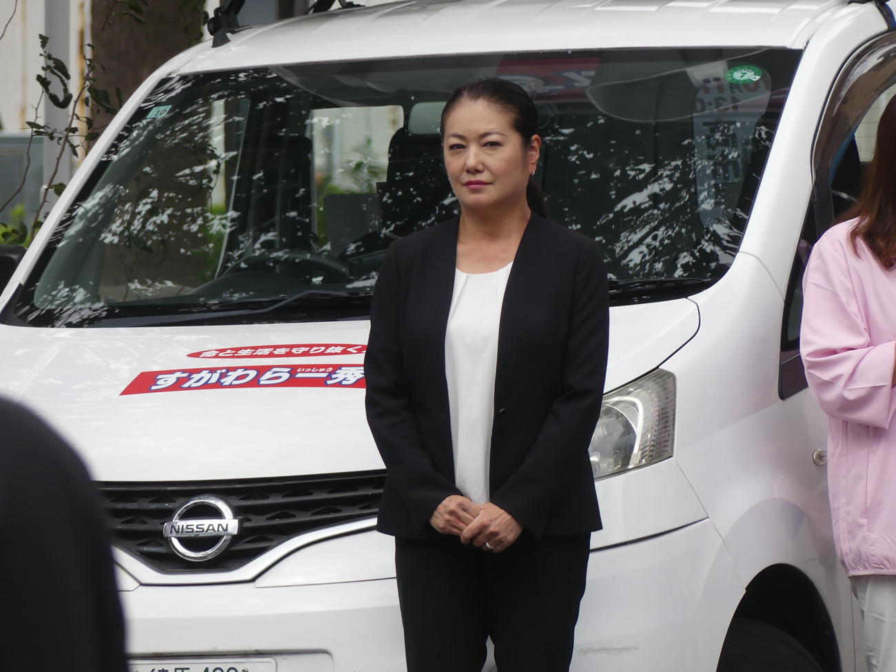 衆院選に出馬している夫、菅原一秀氏の街頭演説を見守るフリーアナウンサー岡安弥生（撮影・中山知子）