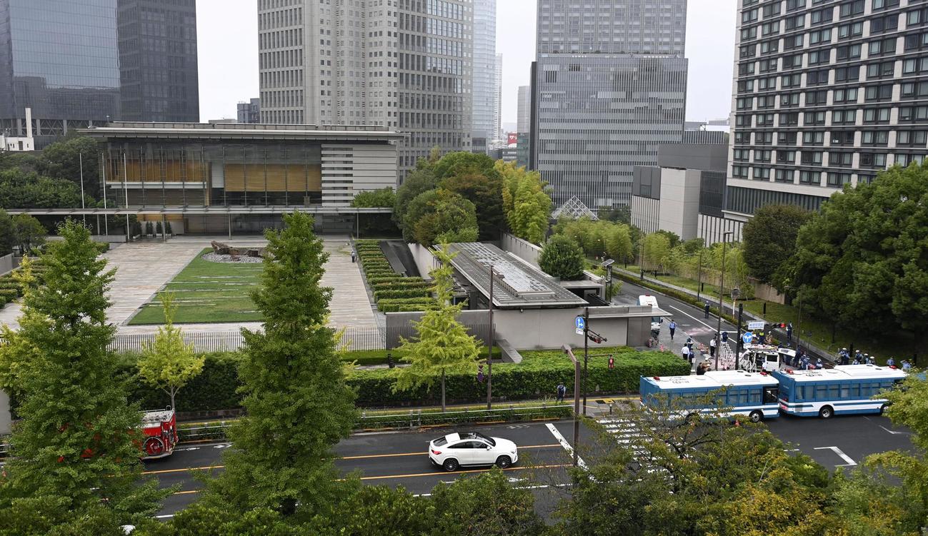 防護柵に車が突っ込み騒然とする首相官邸周辺＝19日午前7時57分（共同）