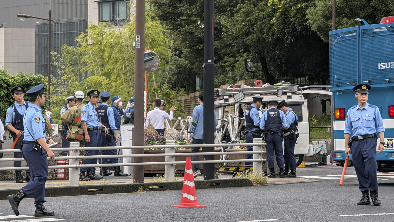 車が突っ込み騒然とする首相官邸前＝19日午前7時38分（共同）