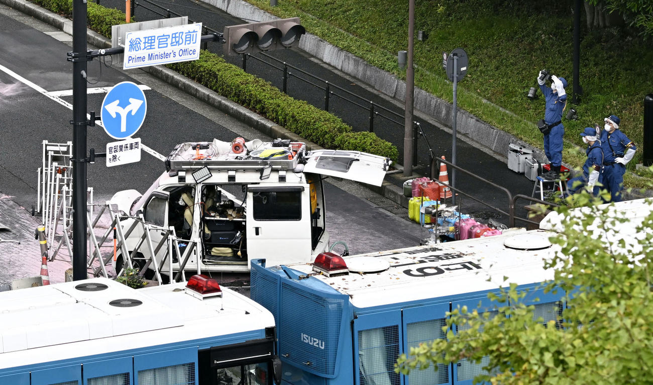 首相官邸前の柵に突っ込んだ車＝19日午前8時20分（共同）