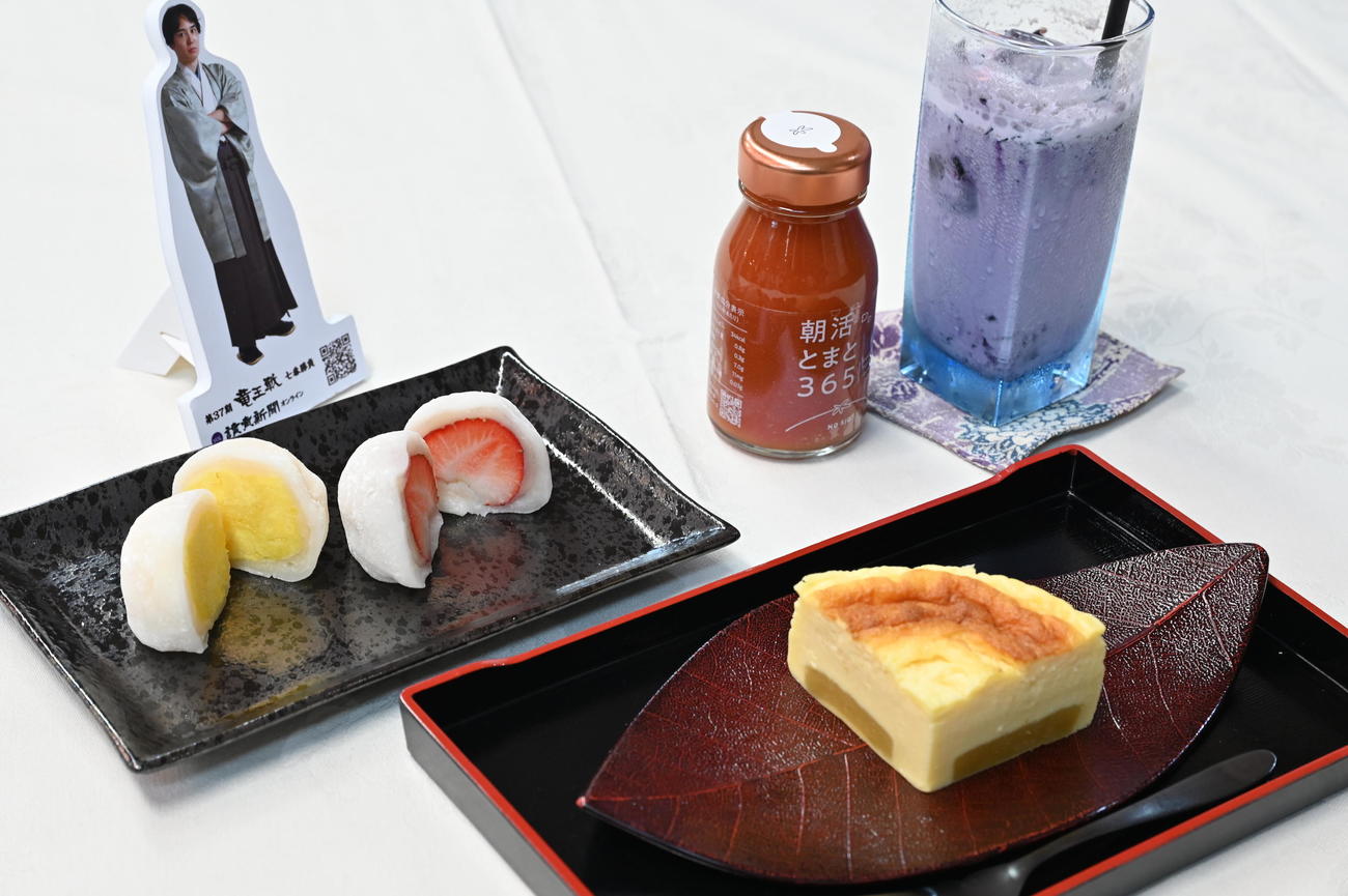 佐々木勇気八段の午前のおやつ「あわらとみつ金時チーズケーキ」「あま～いパイナップル大福、いちご大福」「完熟越のルビートマトジュース」「ブルーベリーミルキー」（日本将棋連盟提供）