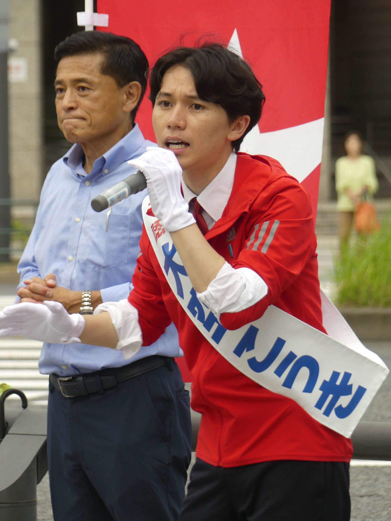 衆院東京15区に出馬し街頭で支持を訴える自民党の大空幸星氏（撮影・中山知子）