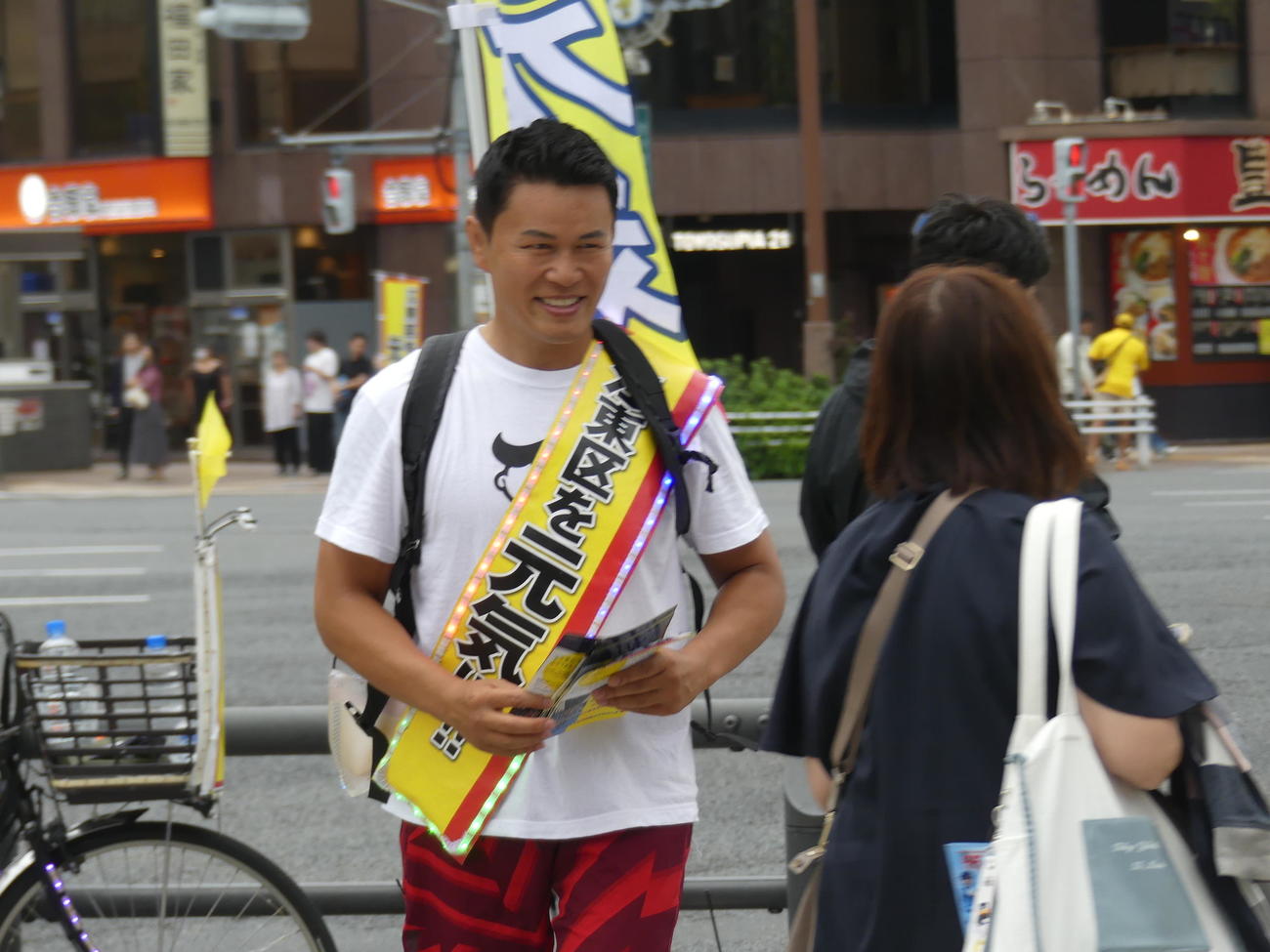街頭で支持を訴える須藤元気氏（撮影・中山知子）
