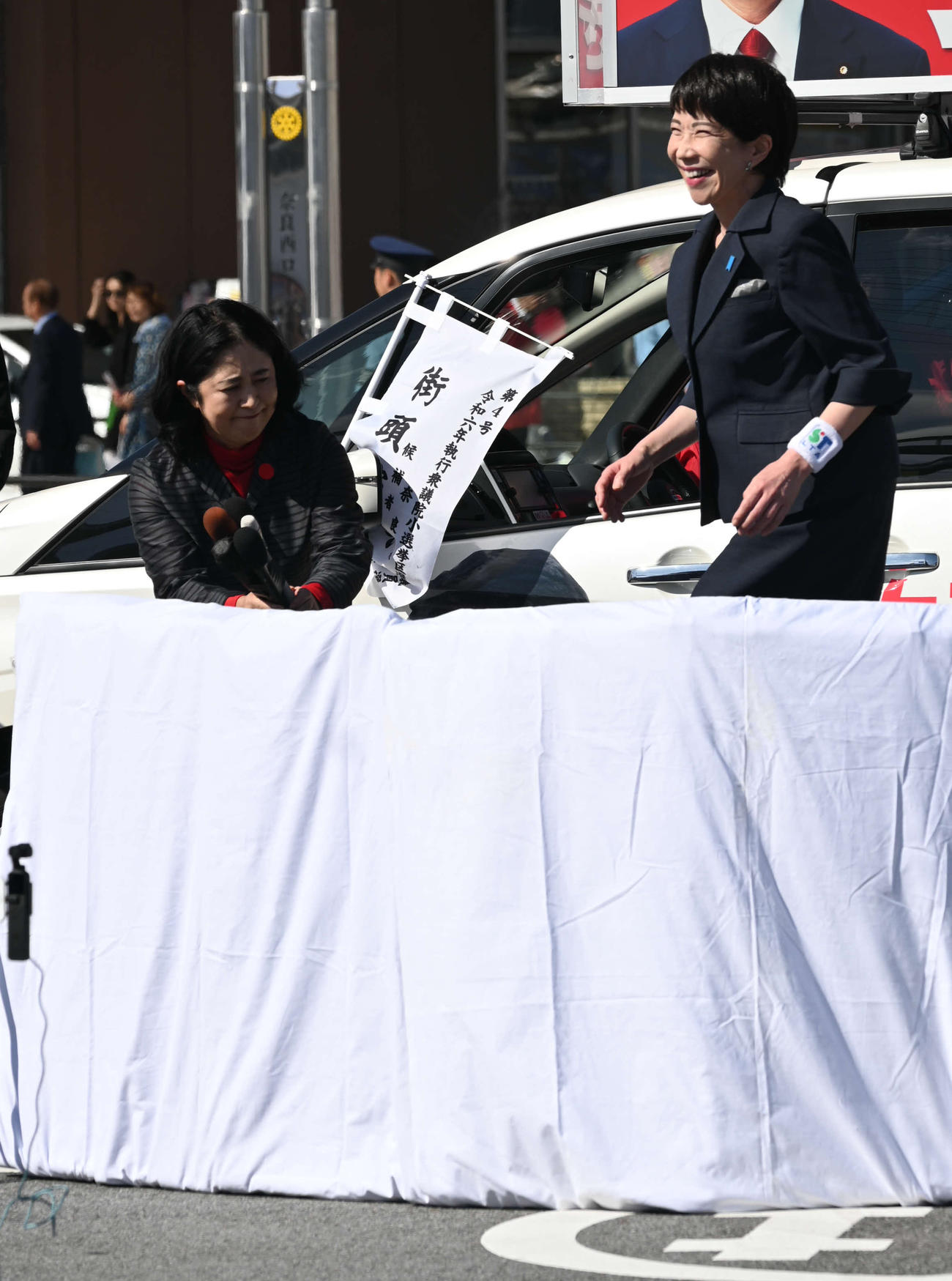 近鉄大和西大寺駅北口前で街頭演説した高市早苗前経済安全保障担当相、防弾パネルには白い布がかぶせられた（撮影・松浦隆司）