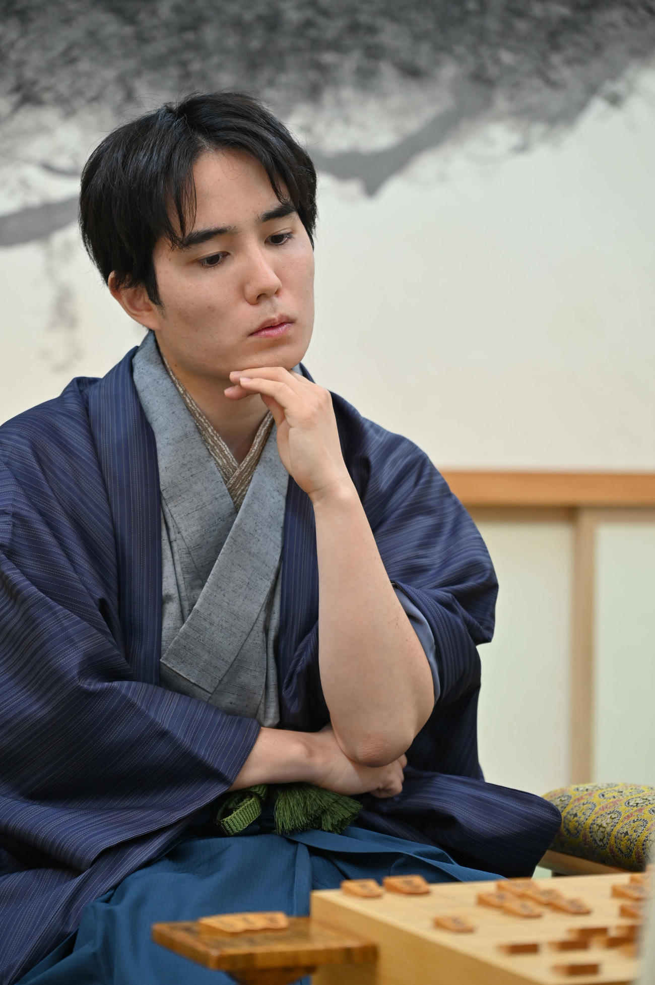 竜王戦7番勝負第2局2日目に臨んだ佐々木勇気八段（日本将棋連盟提供）