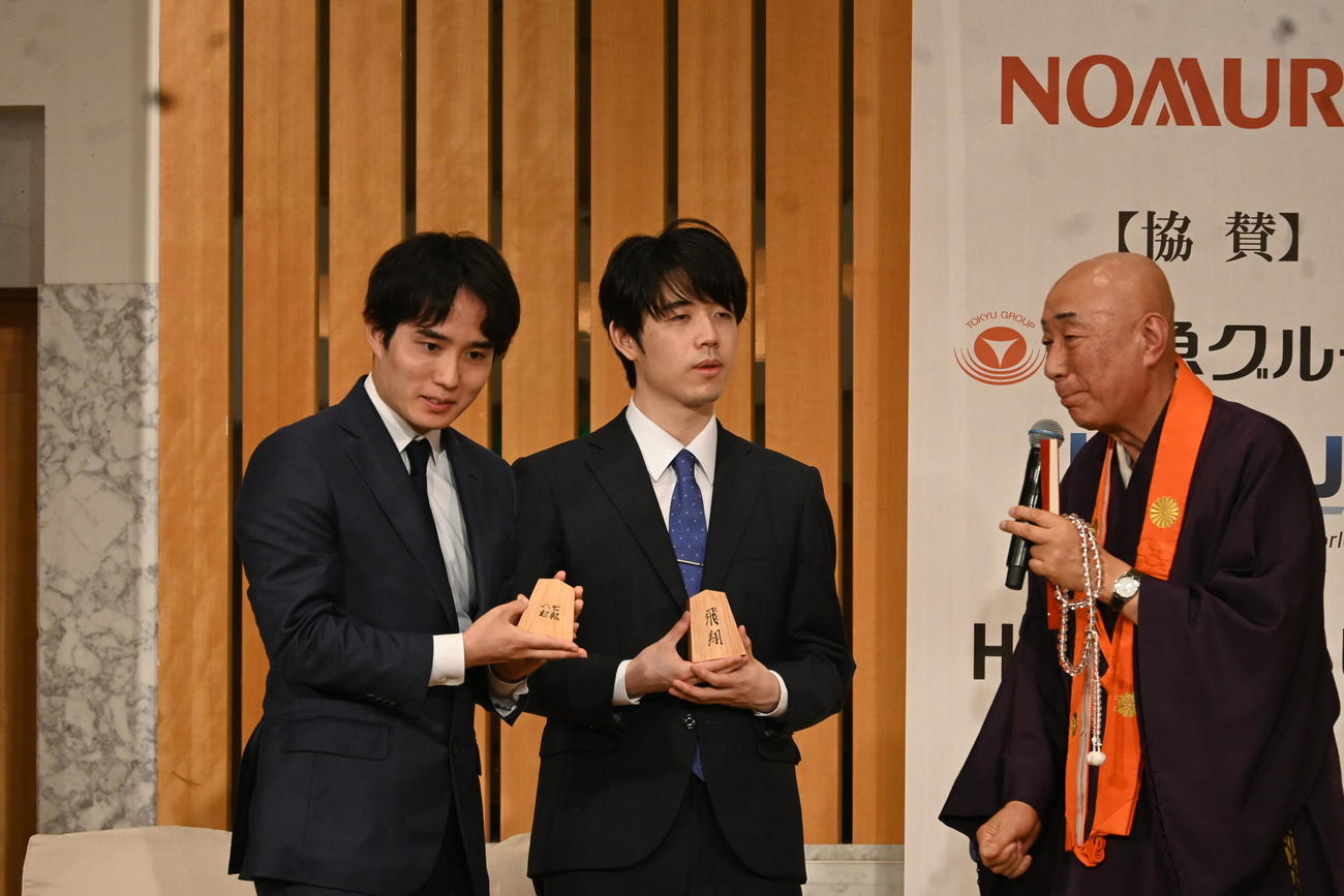 京都市内で行われた前夜祭に出席した藤井聡太竜王（中央）佐々木勇気八段（撮影・松浦隆司）