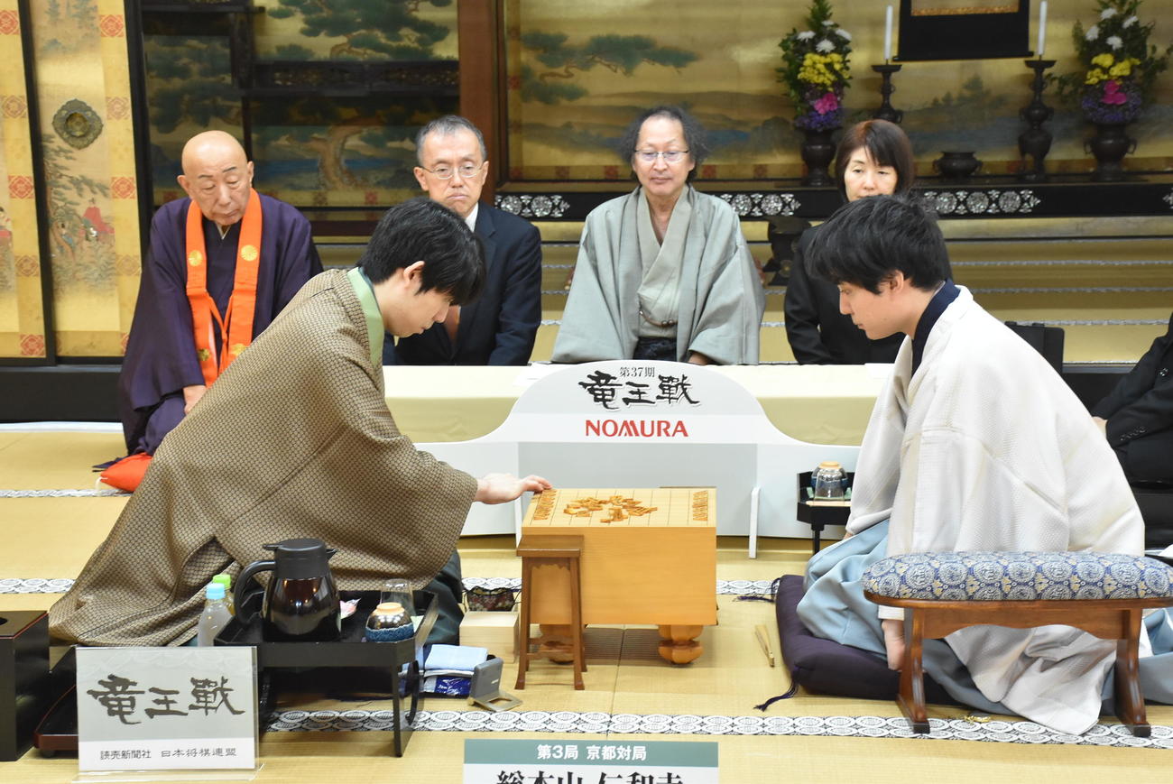 竜王戦7番勝負第3局に臨んだ藤井聡太竜王（左）佐々木勇気八段（日本将棋連盟提供）
