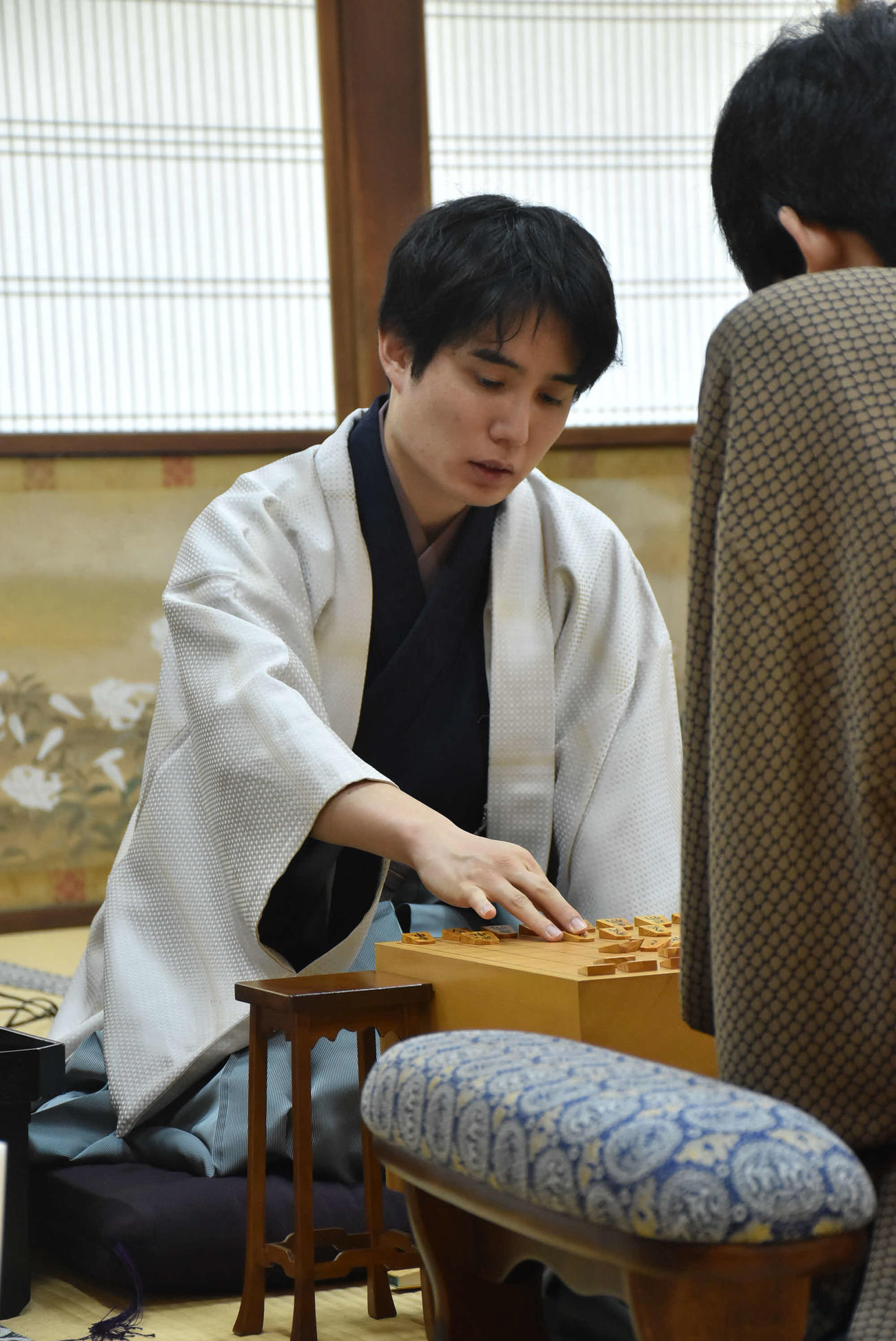 竜王戦7番勝負第3局に臨んだ佐々木勇気八段（日本将棋連盟提供）