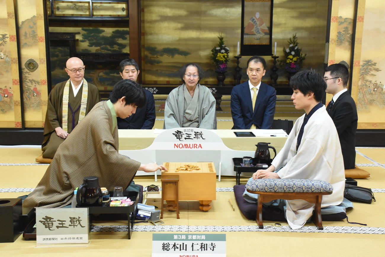 【竜王戦】藤井聡太竜王が佐々木勇気八段との激戦制す、4連覇まであと2勝 仁和寺決戦4戦4勝 - 社会写真ニュース : 日刊スポーツ