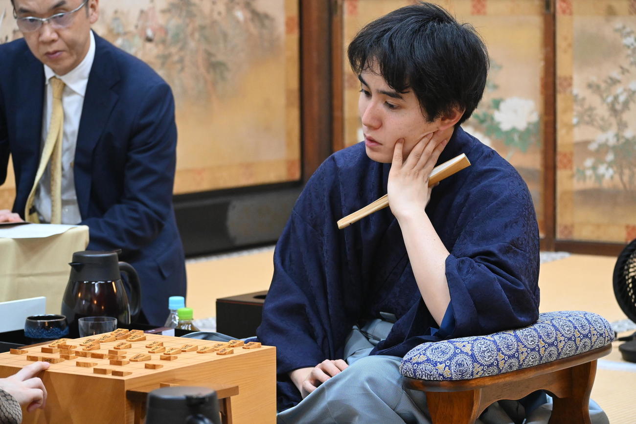 終局後、感想戦を行った佐々木勇気八段（撮影・松浦隆司）
