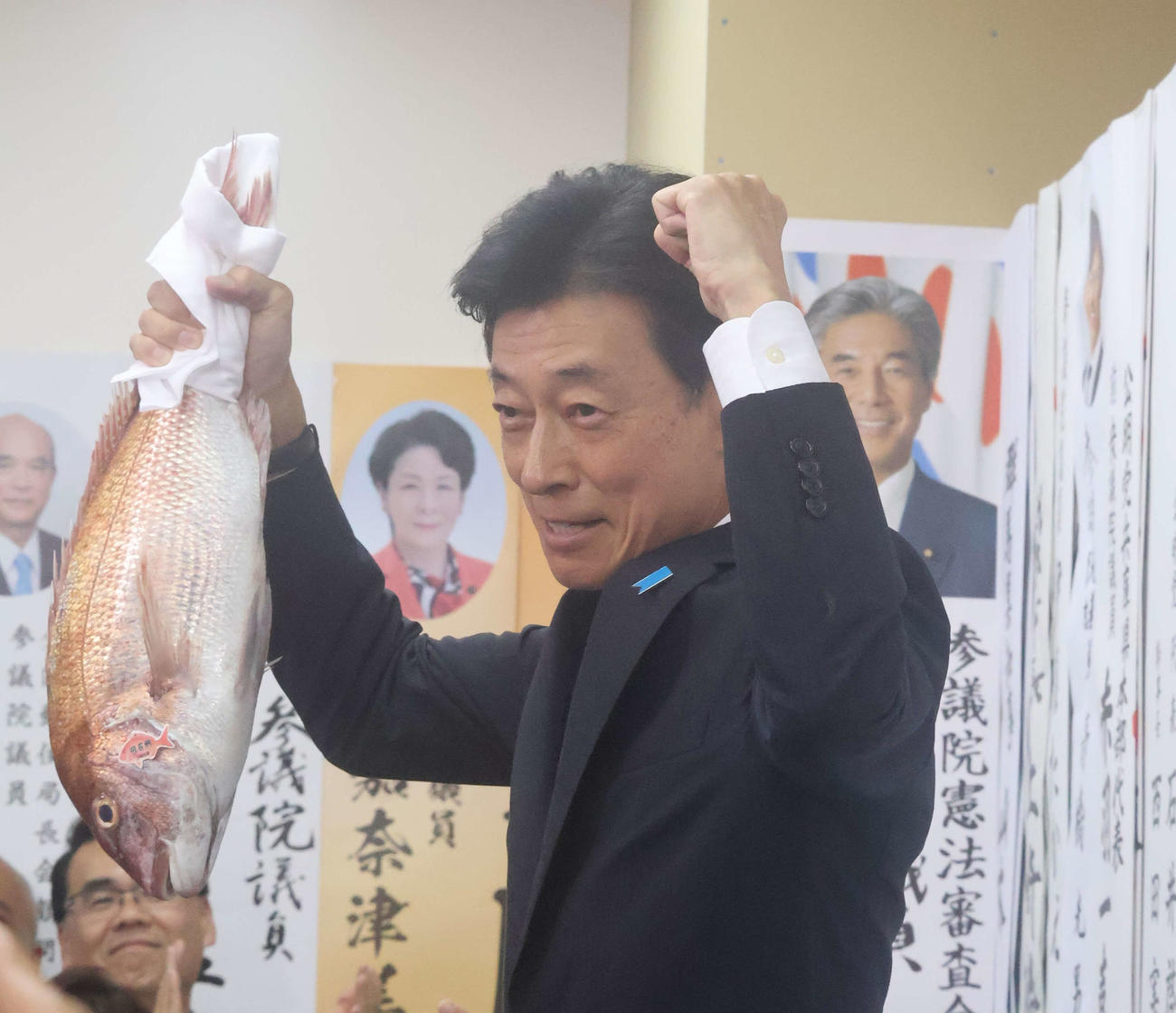 鯛を持ちポーズを決める西村康稔氏（撮影・塚本光）