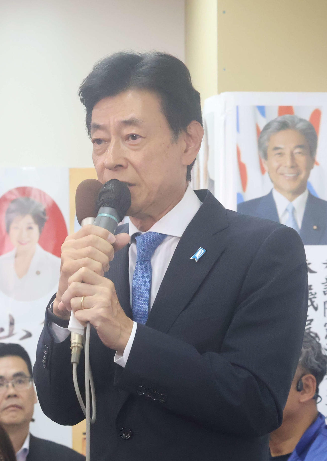 支援者らに向け話す西村康稔氏（撮影・塚本光）