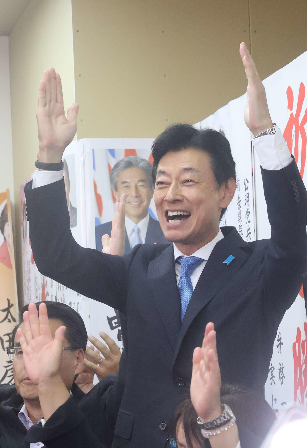 万歳三唱して喜ぶ西村康稔氏（撮影・塚本光）