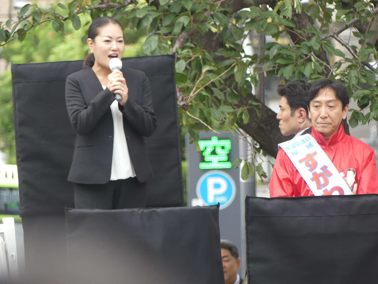 衆院選に出馬している夫の街頭演説で支持を訴えるフリーアナウンサー岡安弥生（2024年10月17日撮影）