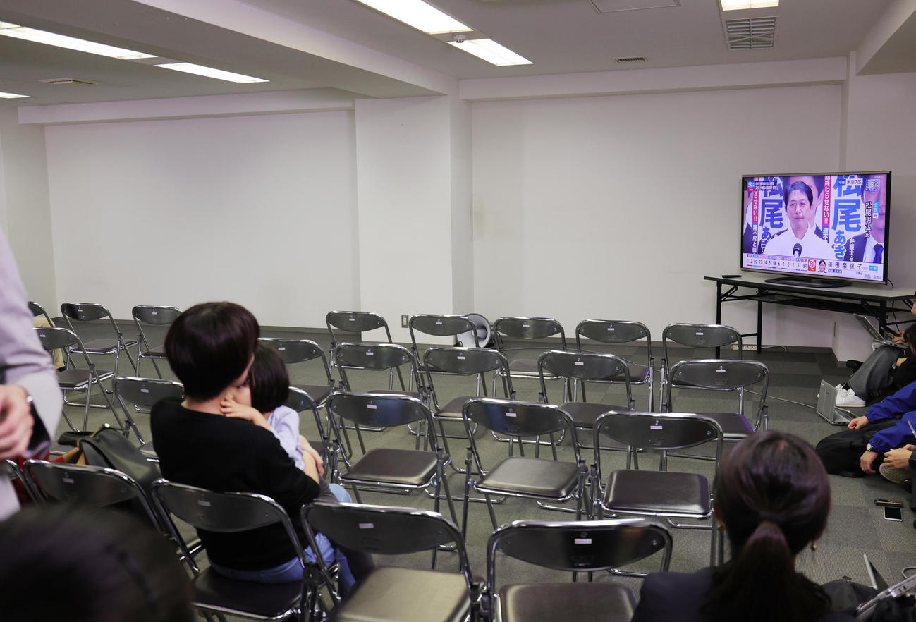 東京7区で当選確実が出た立憲民主党・松尾明弘氏がテレビの中継に出る中、丸川珠代氏の事務所に集まった支援者は少なかった（撮影・野上伸悟）