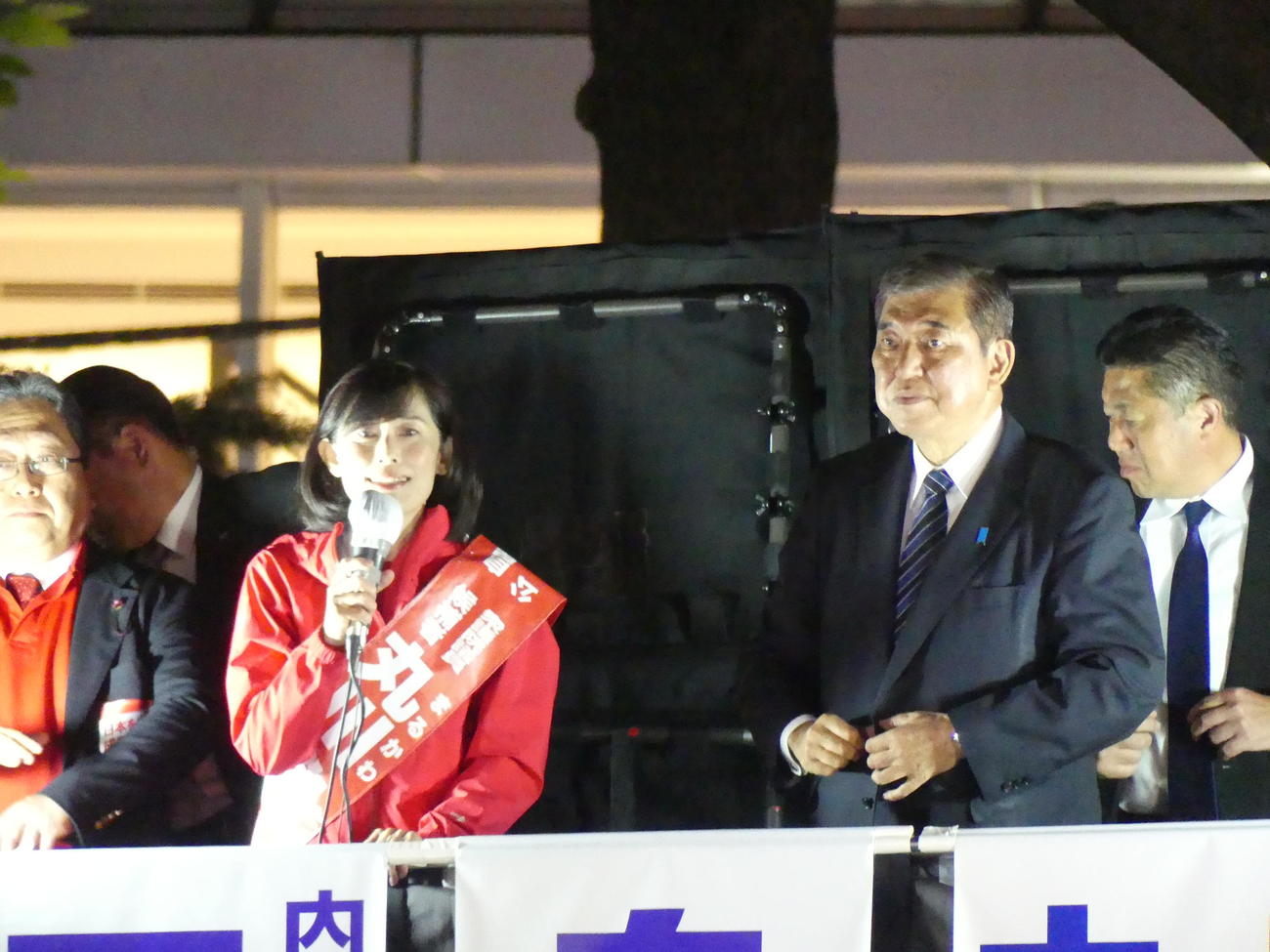 26日、石破首相（右）の応援を受けた丸川珠代氏