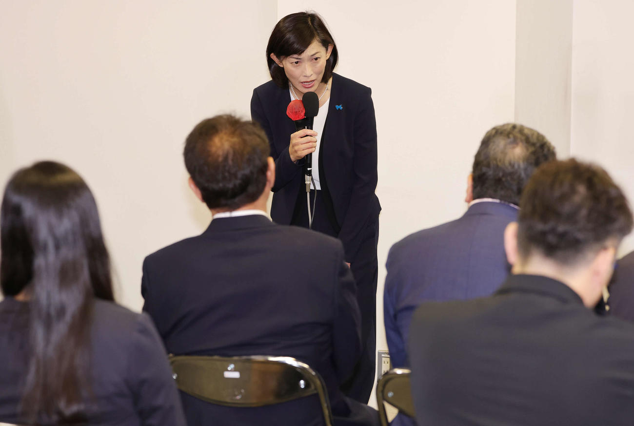 東京7区で落選を受け会見する丸川珠代氏（27日、午後10時17分、東京・西新橋で）（撮影・野上伸悟）