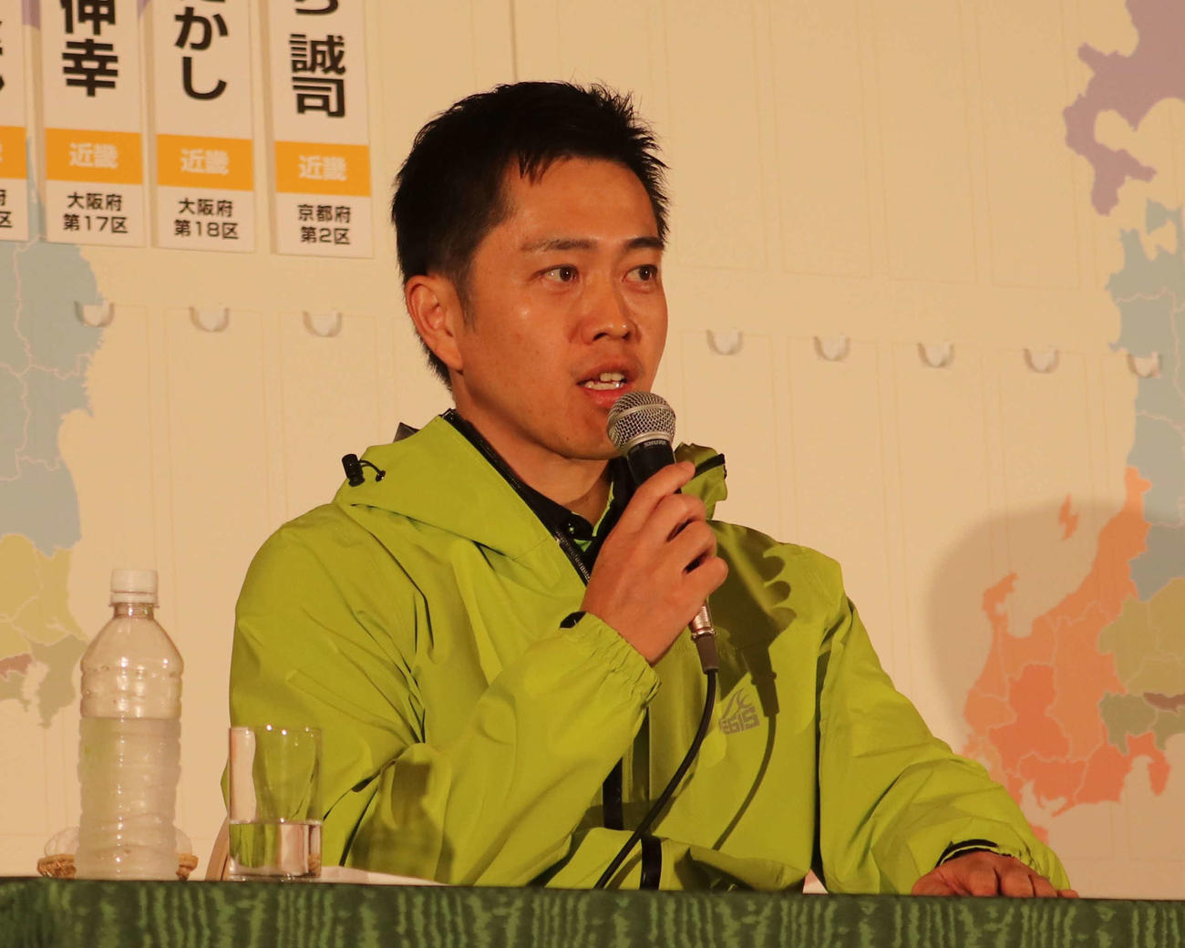 質問に応じる、日本維新の会の吉村洋文共同代表（撮影・中島麗）