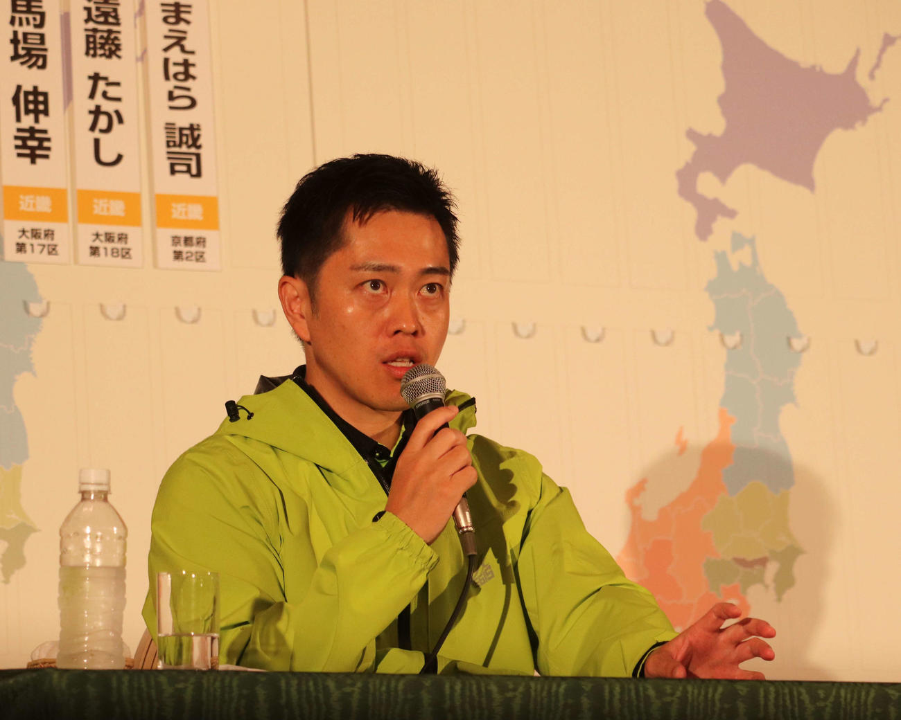 質問に応じる、日本維新の会の吉村洋文共同代表（撮影・中島麗）