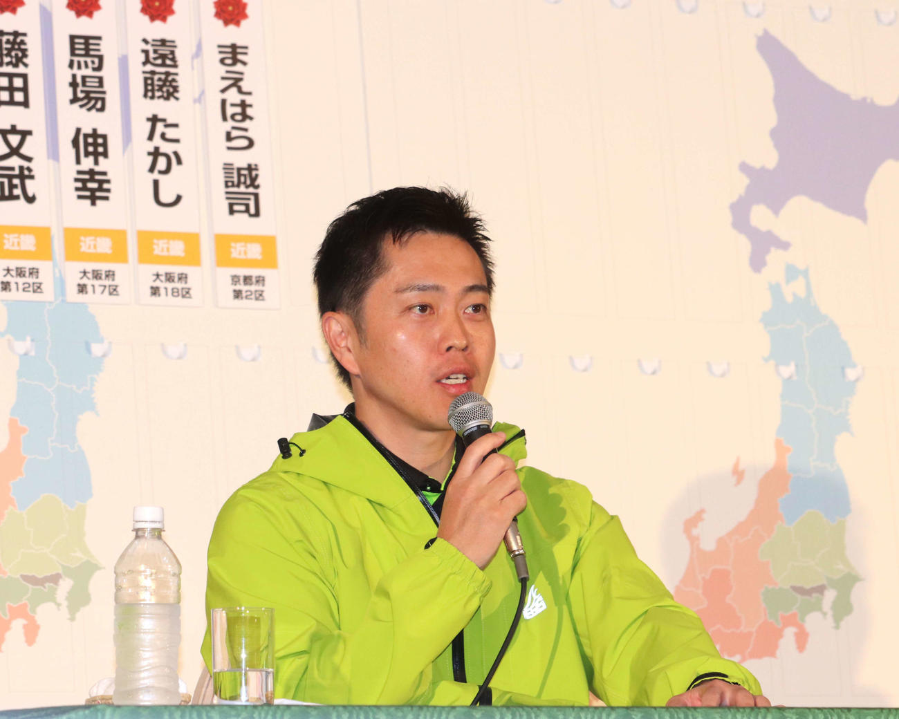 質問に応じる、日本維新の会の吉村洋文共同代表（撮影・中島麗）