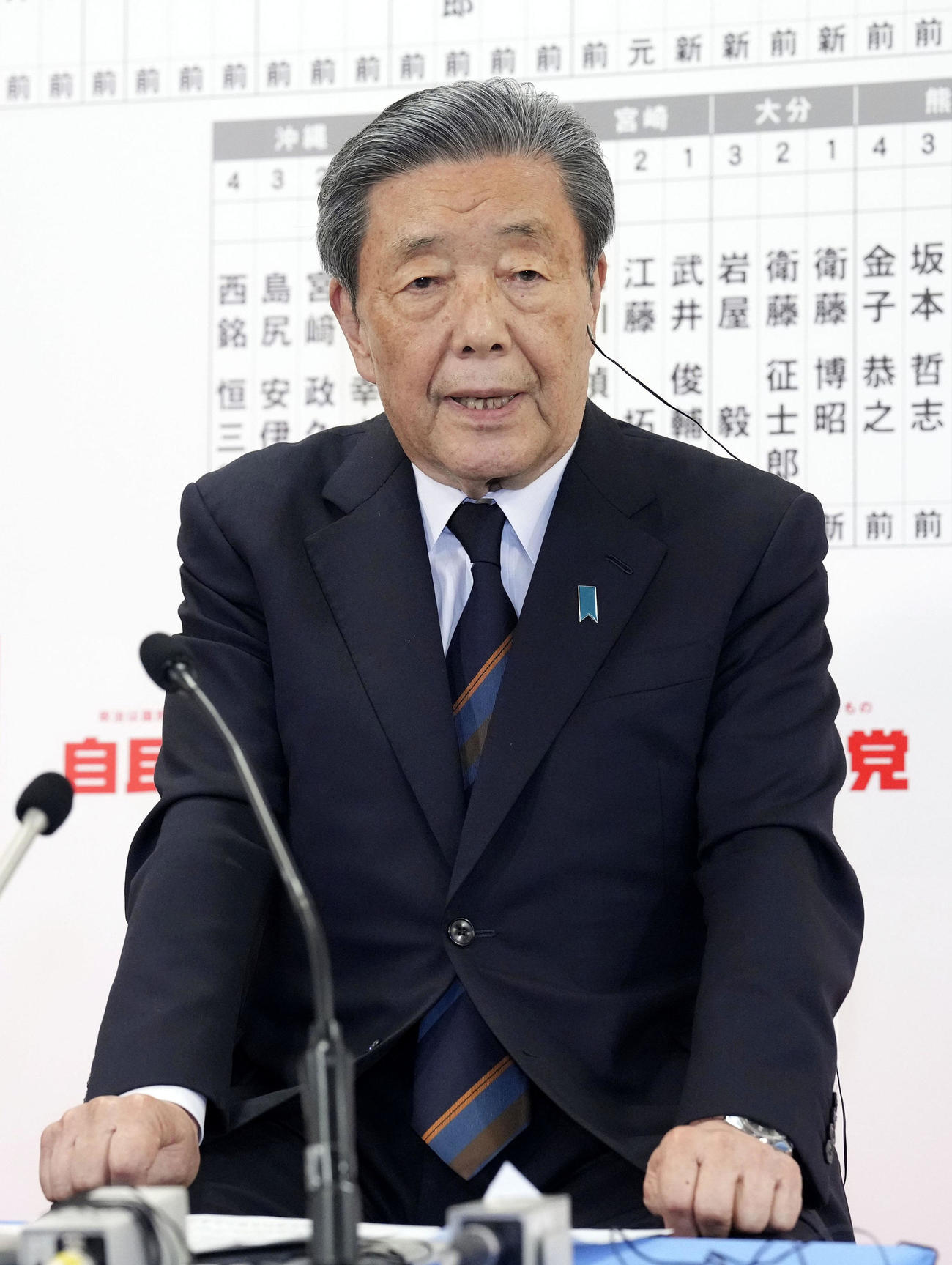 メディアのインタビューに答える自民党の森山幹事長＝27日午後9時17分、東京・永田町の党本部（共同）