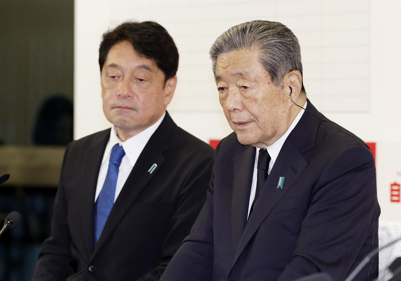 メディアのインタビューに答える自民党の森山幹事長。左は小野寺政調会長＝27日午後9時17分、東京・永田町の党本部（共同）